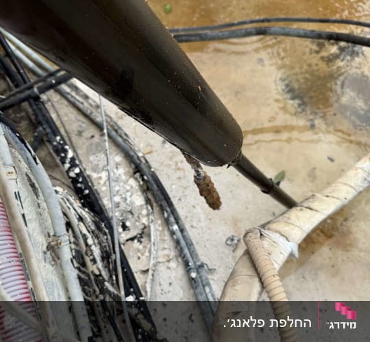 צינורות וחוטים על רצפה, חלק ממערכת חימום סולארית
